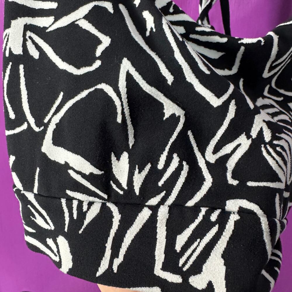 Athleta Black White Abstract Print Strappy Back Sports Bra Crop Top - Picture 2 of 5